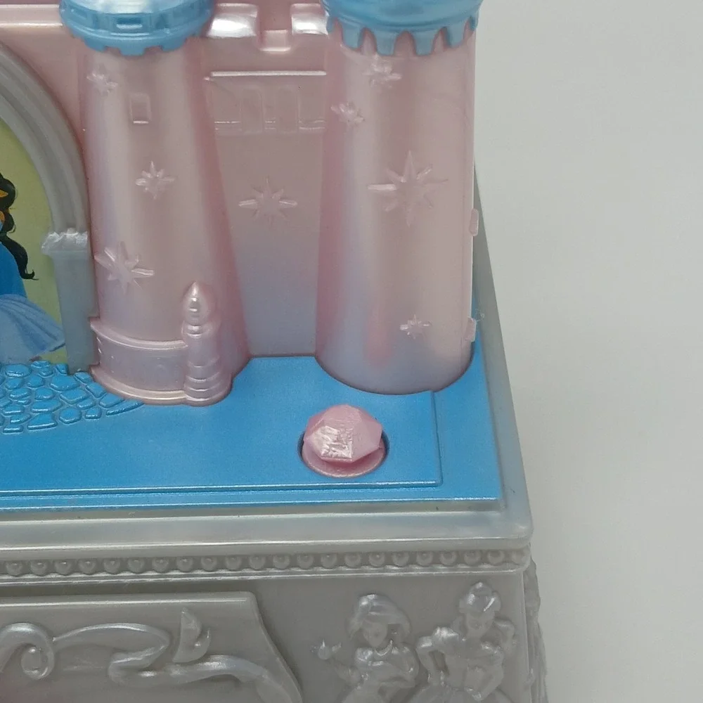 Disney Princess Wishes 100th Celebration Castle Light Up‎ Musical Jewelry Box